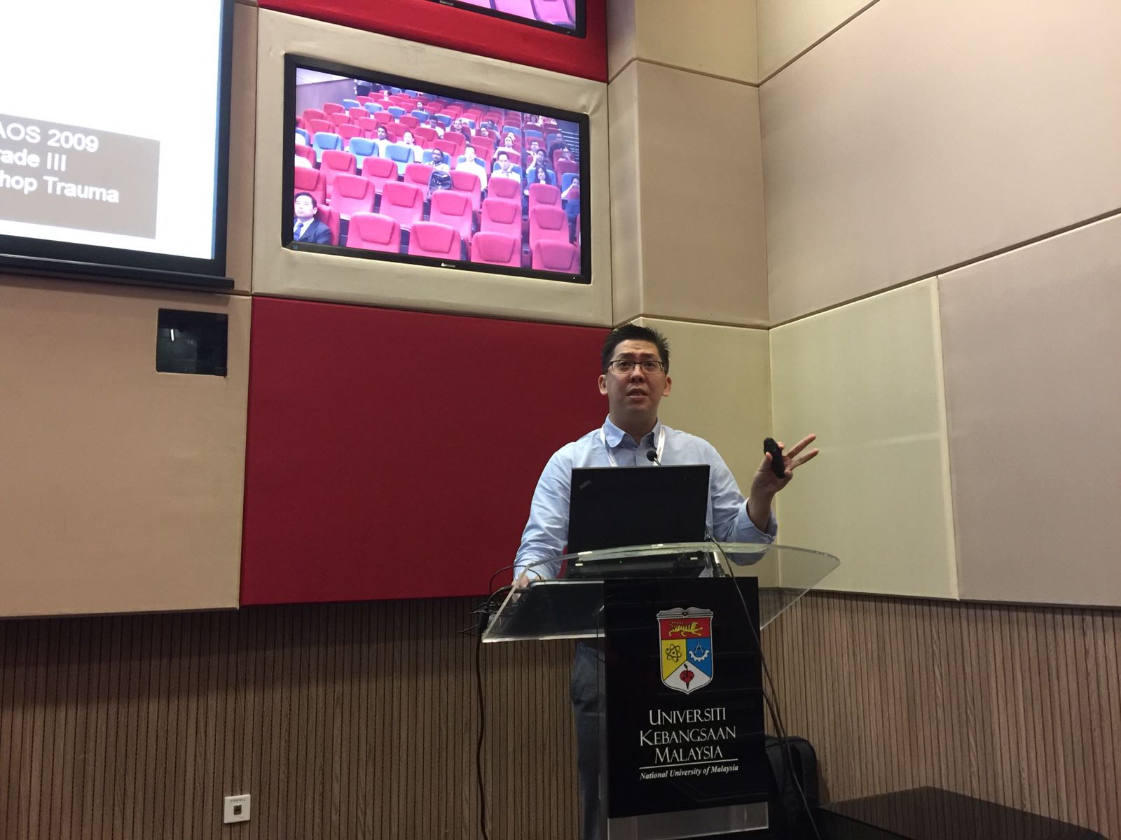 Dr Andy Wee Sharing at National University of Malaysia DepuySynthes Course